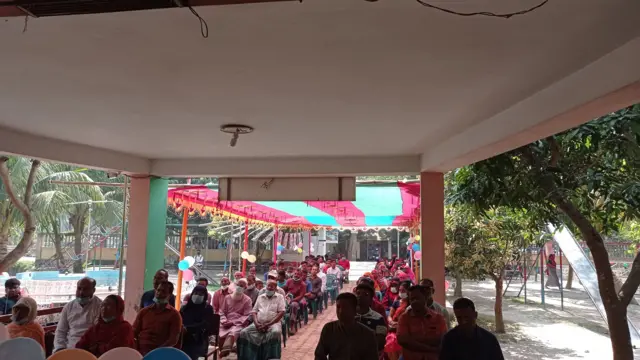 যশোরের একটি ইউনিয়ন পরিষদে গণশুনানি অনুষ্ঠিত হচ্ছে