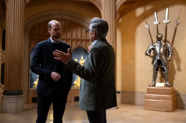 राजकुमार विलियमव यूजीन लेवीसँग कुरा गर्दै