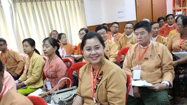 ရွှေဂုံတိုင် NLD ရုံးချုပ်မှာတွေ့ရတဲ့ ဒေါ်စန္ဒာမင်း (ပုံဟောင်း) 