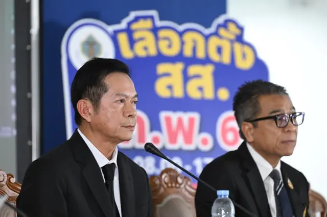 ณรงค์ กลั่นวารินทร์ ประธานกรรม กกต. กับ แสวง บุญมี เลขาธิการ กกต. ระหว่างเปิดแถลงข่าวผลการเลือกตั้ง สส. เมื่อ 12 ก.พ. จากนั้นทั้งคู่ก็ไม่ปรากฏตัวบนเวทีแถลงข่าวอีกเลย