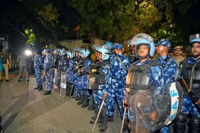 বৃহস্পতিবার অরবিন্দ কেজরিওয়ালের গ্রেফতারের আগে নিরাপত্তা বলয়ে ঘিরে ফেলা হয়েছিল তার আবাসস্থলের চারপাশ।