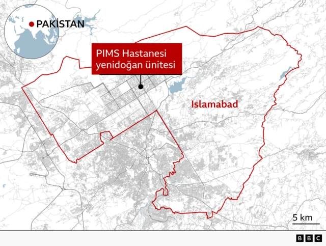 Pakistan'ın başkenti İslamabad'ın haritası, Pakistan Tıp Bilimleri Enstitüsü (PIMS) hastanesinin doğum servisi konumunu göstermektedir. Şehir sınırı kırmızı renkle çizilmiş olup, şehrin kuzey-orta kesiminde doğum servisinin yerini gösteren bir işaretleyici bulunmaktadır. Sol üst köşedeki küçük bir küre, Pakistan'ın Asya'daki konumunu vurgulamaktadır. Harita 5 km (2 mil) ölçeğinde olup BBC logosuyla markalanmıştır.