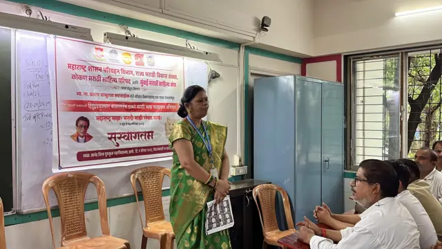 राज्यात तीनशेपेक्षा अधिक ठिकाणी हे प्रशिक्षण वर्ग सुरू आहेत. ठाण्यात रिक्षा चालकांची मराठी शिकण्यासाठी काही ठिकाणी धावपळही पाहायला मिळाली.