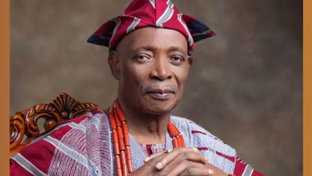 Olubadan Ladoja ninu aṣọ ofi pẹlu akun lọrun rẹ ati fila lori rẹ