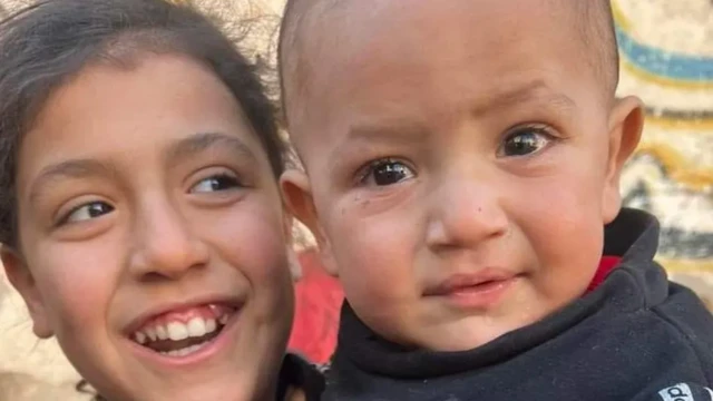 Alma (kiri) bersama dengan Tarazan, adik lelakinya yang berusia 18 bulan.
