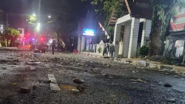 Kericuhan terjadi ketika massa pengunjuk rasa yang menuntut pembatalan kenaikan pajak bentrok dengan aparat di Kabupaten Bone, Sulawesi Selatan, Selasa, (19/08).