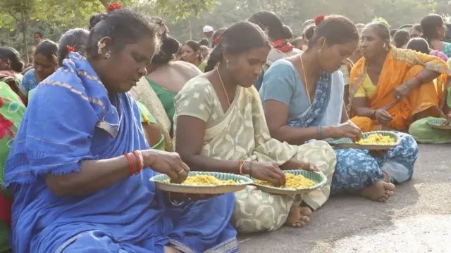 అన్నం తింటున్న మహిళలు