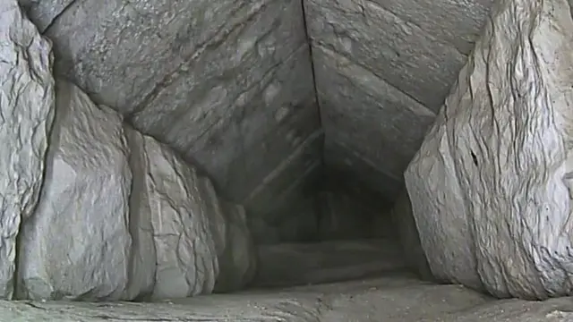 தாழ்வாரத்தின் உட்பகுதி.