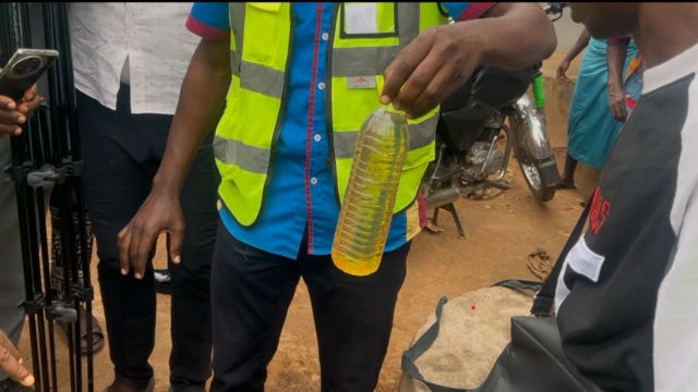 Ọkunrin kan gbe epo disu to rọ sinu ike lọwọ lẹgbẹ kanga ti wọn ri epo ninu rẹ n'Ibadan