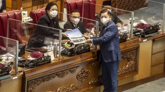 Ketua DPR Puan Maharani (kiri) menerima dokumen hasil pandangan pemerintah mengenai RUU IKN