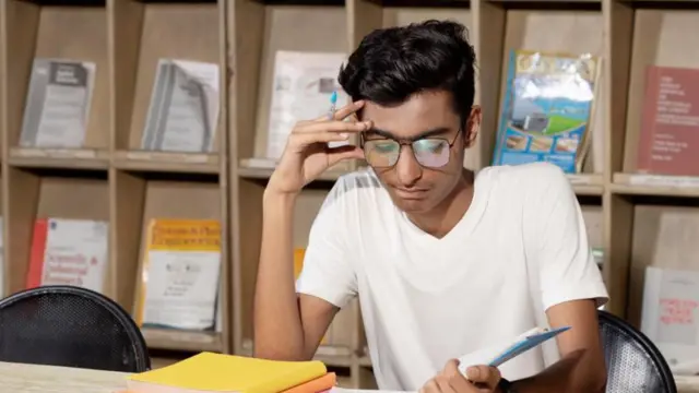 दरवर्षी लाखो विद्यार्थी UPSC परीक्षेची तयारी करतात.