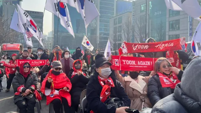 Khoảng 100 người ủng hộ ông Yoon đã tập trung bên ngoài tòa án vào hôm 16/1
