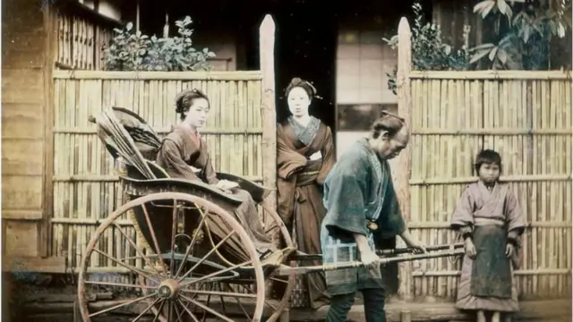 জাপানি হাতে টানা রিকশা।