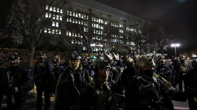 Pasukan militer berdiri di luar Majelis Nasional, setelah Presiden Korea Selatan Yoon Suk Yeol mengumumkan darurat militer, di Seoul, Korea Selatan, 4 Desember 2024.