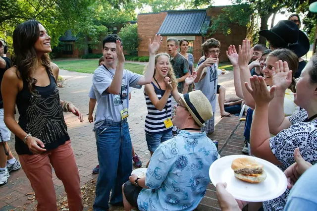Люди співають у гурті