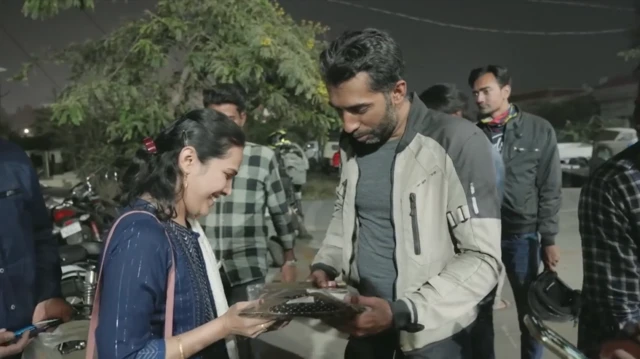 ایک مداح ابرار حسن کو تحفہ دے رہی ہیں