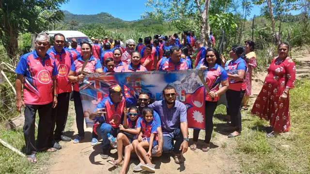 फिजीमा नेपाल डे मनाउन जम्मा भएका नेपाली मूलका फिजियनहरू नेपाली झण्डाका साथमा
