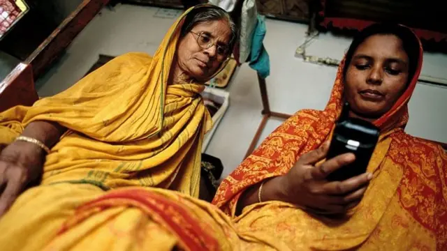 বাংলাদেশে এখন বহু মানুষের হাতে রয়েছে মোবাইল, ফলে সামাজিক মাধ্যমে দ্রুত গুজব ছড়িয়ে যাওয়ার আশংকা এখন বেশি।