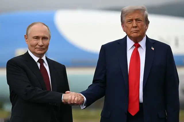 Tổng thống Mỹ Donald Trump và Tổng thống Nga Vladimir Putin bắt tay sau khi đến Căn cứ quân sự Elmendorf-Richardson ở thành phố Anchorage, bang Alaska, vào ngày 15/8/2025