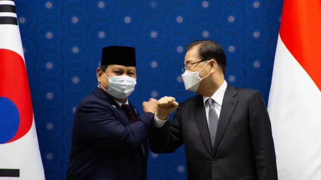 Menteri Pertahanan RI Prabowo Subianto (kiri) bersama dengan Menteri Luar Negeri Korea Selatan Chung Eui-yong (kanan) dalam upacara peluncuran prototipe pertama jet tempur buatan negara tersebut.