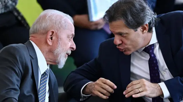 O presidente Luiz Inácio Lula da Silva e o ministro da Fazenda Fernando Haddad conversando durante evento