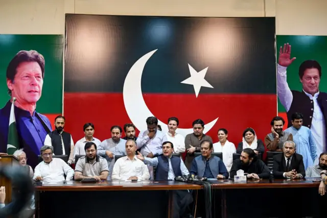 तेहरिक ए इन्साफ पक्षाच्या नेत्यांची पत्रकार परिषद