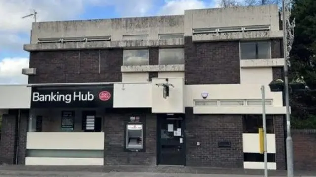 Un edificio que dice "centro bancario" con ladrillos antiguos