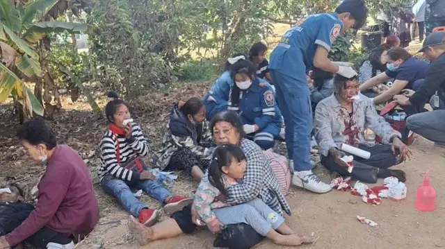 медики оказывают помощь пострадавшим