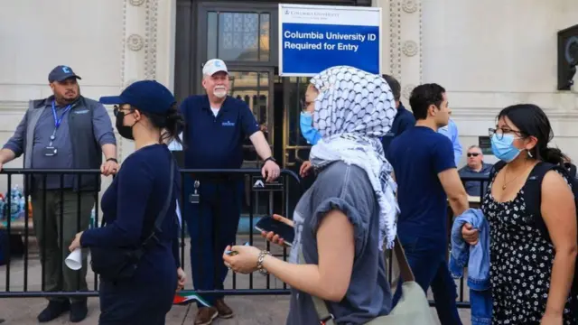 সোমবার অনেক বিক্ষোভকারী তাদের মুখমণ্ডল ঢেকে রেখেছেন।