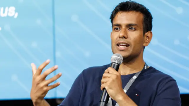 Deedy Das falando ao microfone