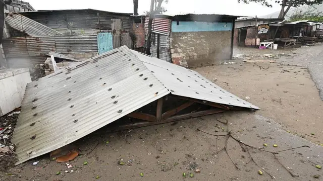 Сорванная крыша в Сент-Кэтрин, Ямайка, 28 октября 2025 года