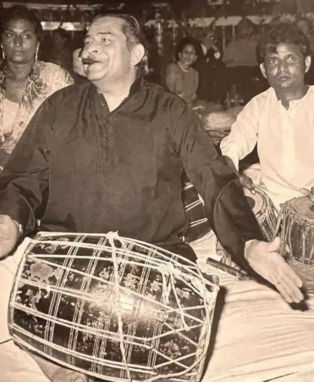 राज कपूर गाणं गुणगुणत आपला चित्रपट तयार करत आणि तसंच संगीतही करवून घेत.