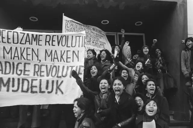 Sekelompok perempuan Maluku di Belanda berdemonstrasi saat persidangan kasus pembajakan kereta di Assen, pada 12 Maret 1976.
