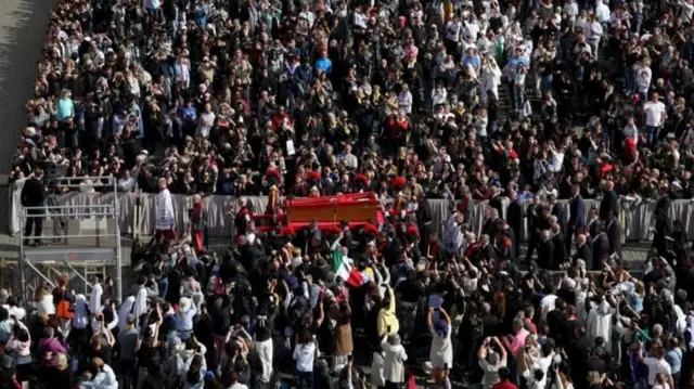 ንሬሳ መንፈሳዊ መራሒኡ ንምዕጃብ ዝተኣከበ ብዓሰርተታት ኣሽሓት ዝቑጸር ህዝቢ ኣብ ቅርዓት ቅዱስ ጴጥሮስ ባሲሊካ። 