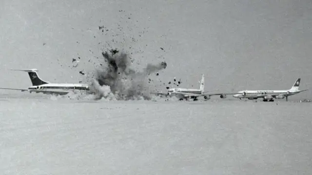 বিমানের ককপিটে বিস্ফোরক দ্রব্য পুঁতে রেখে তা উড়িয়ে দেয়া হয়।