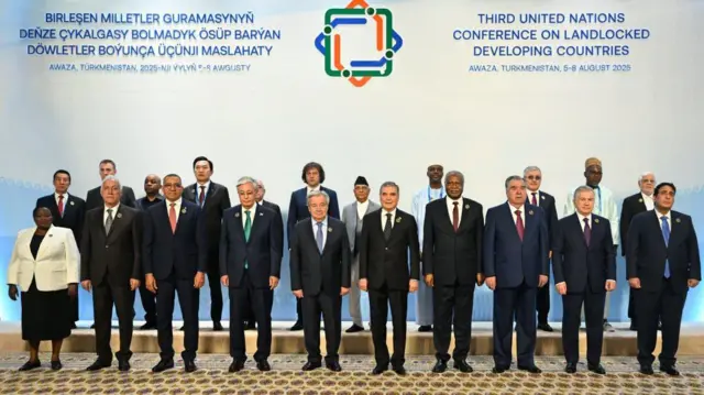 Porno onalar kochada qattiq mushuk Striptiz aniq