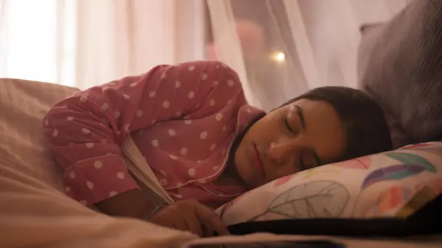 నిద్రపోతున్న టీనేజీ గర్ల్