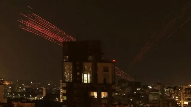 বৈরুতে যুদ্ধবিরতি উদযাপনের সময় লেজার লাইটের আলো 