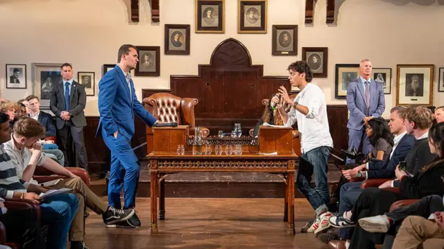 Чарли Кирк Кембридж союзунда сүйлөп жатат, 2025-жылдын 19-майы