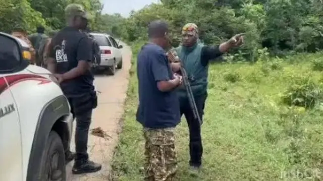 Sunday Igboho ati awọn ẹmẹwa rẹ to mu oniruuru ibọn lọwọ, duro si ẹba oju popo, igbo nla kan wa niwaju wọn pẹlu awọn mọto ti wọn gbe wa