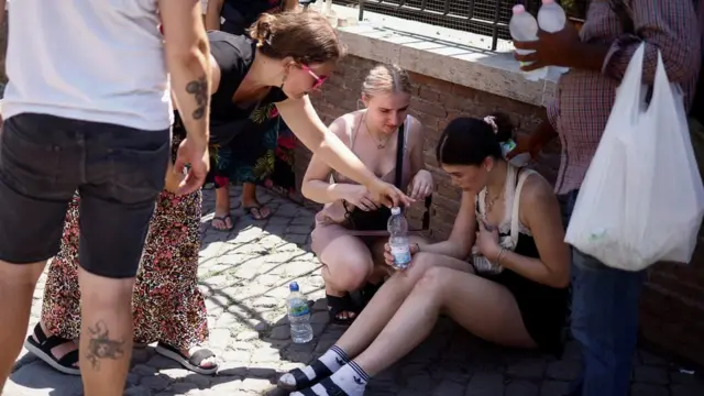 One tourist from di UK receive help near di Colosseum afta e faint sake of di heatwave for Rome 