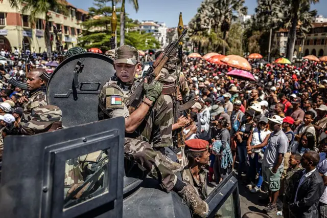 Manifestantes y militares en Madagascar