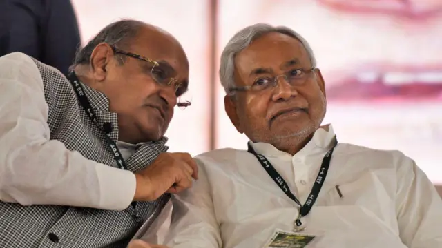 बाएं से दाएं- केसी त्यागी और नीतीश कुमार