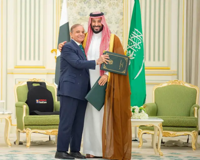 شهباز شریف و محمد بن سلمان، ولیعهد عربستان را پس از امضای توافق نشان داد که یکدیگر را در آغوش گرفتند