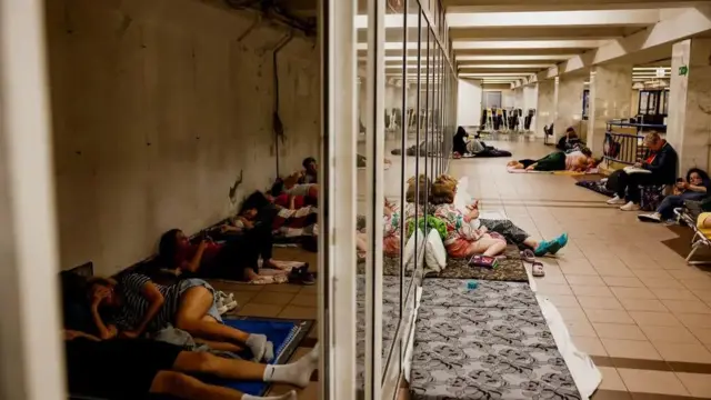 Люди ховаються в метро під час російського повітряного нальоту на Київ