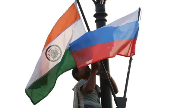 Перед визитом Путина на улицах Дели вывесили российские и индийские флаги