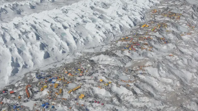 भूकम्प जानु केहि दिनअघि हेलिकोप्टरबाट लिइएको आधार शिविरको तस्बिर