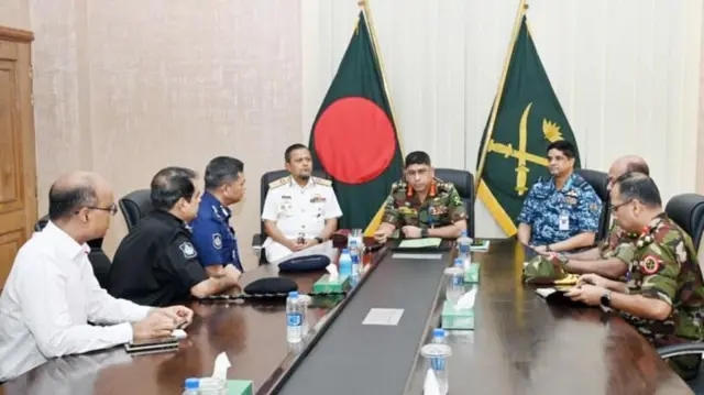 ৮ই অগাস্ট সেনাসদরে বৈঠকে তিন বাহিনী প্রধান উপস্থিত ছিলেন
