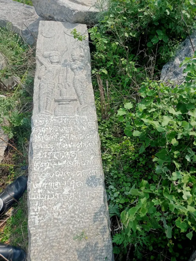 மாலிக்காபூர் படை வீரர்களை எதிர்த்து சண்டையிட்டு, இறந்த வீரன்