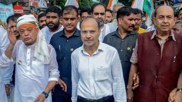 कांग्रेस नेता अधीर रंजन चौधरी ने पार्टी समर्थकों के साथ कोलकाता में पिछले हफ़्ते मार्च निकाला था. 